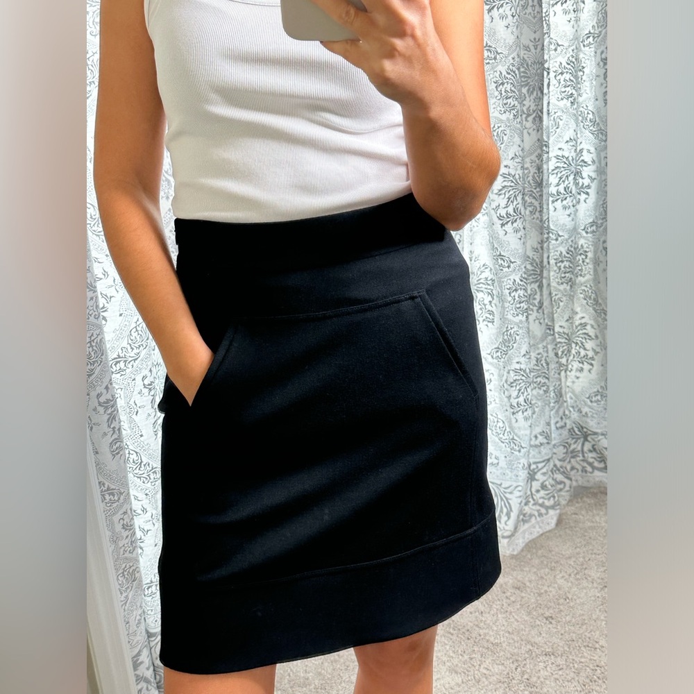 Diane Von Furstenberg women’s black high-rise mini skirt with kangaroo pockets